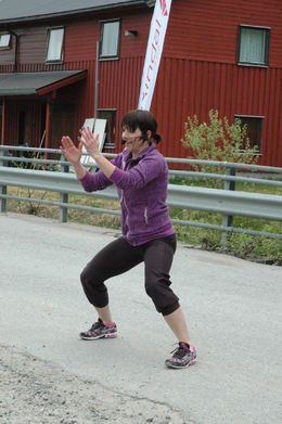 Heidi Hagen sørger for at løperne blir varmet opp