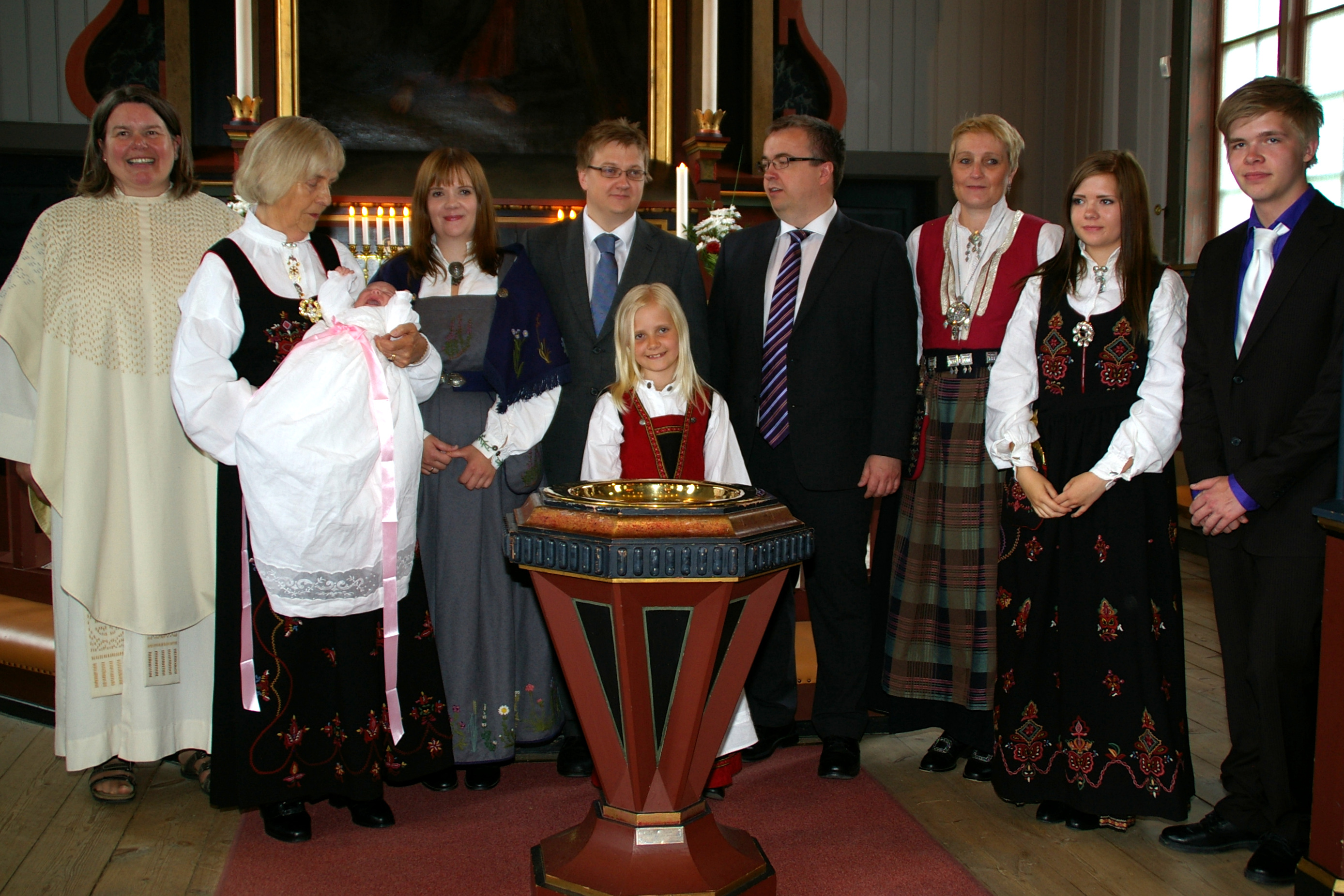 Oda Steinshamn Fredriksen og Sanna Steinshamn Reifjord med familie og fadrar -IMGP0616.jpg
