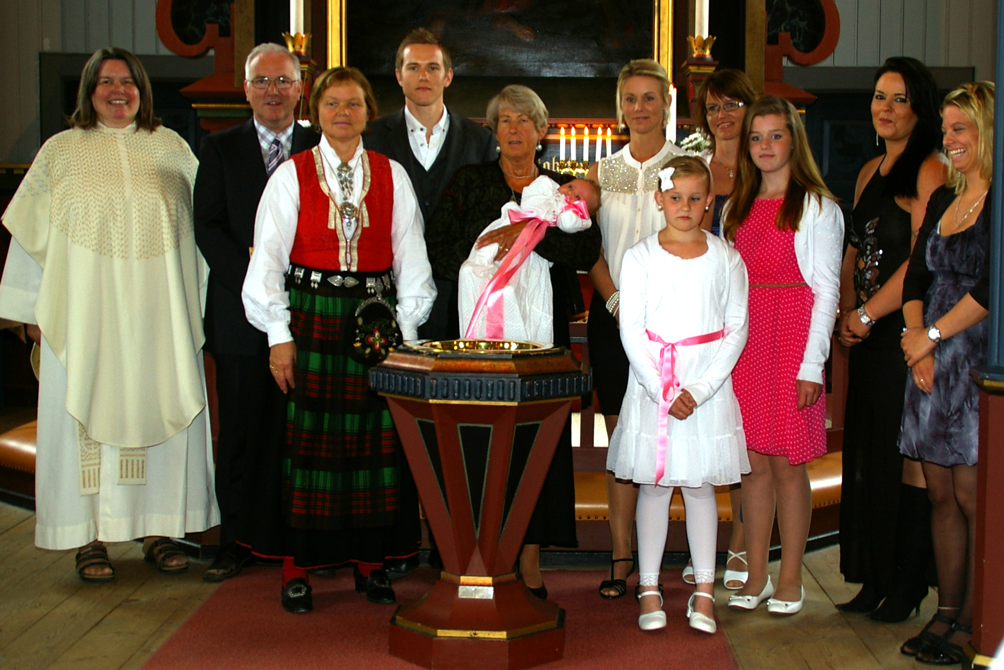 Wilde Karlstrøm med familie og fadrar -IMGP0600.jpg