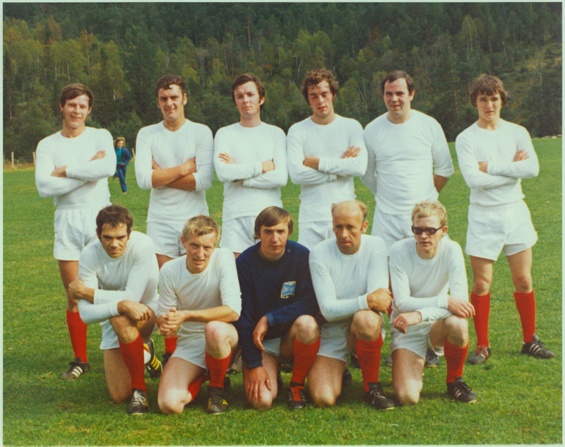 Bøfjordlaget endeleg på eigen grasbane - i 1973. Fremst frå venstre: Helge Bjørn Bæverfjord, Peder Snekvik, Kjell Svendsli, Arvid Skrøvset, Ola Sæther. Bak: John Heggem, Olav Egil Ansnes, Bernt Bøe, Gunnvald Bøe, Edvard Settem, Rolf Gunnar Hamnes.