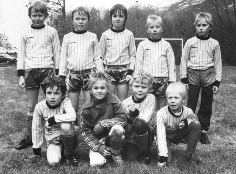 Lilleputt rundt 1990. Ståande frå venstre John Reidar Endresen, Gøran Rønning, Stian Solem, Gøran Settemsdal, Eigil Settemsdal. Framme: Henrik Blekken, Birgit Settem, Arnt Ole Endresen, Kay E. Nessæther.