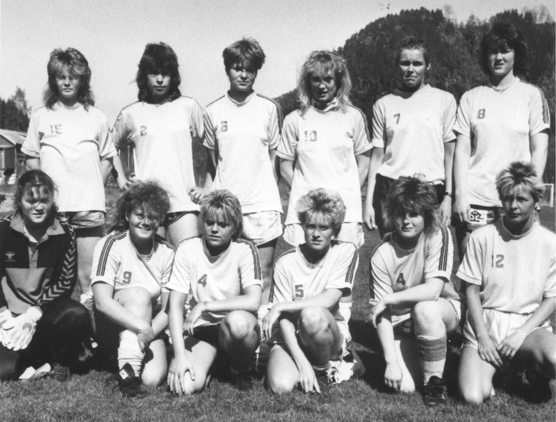 Damene kom med i Bøfjord-fotballen i 1985.