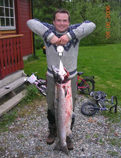 Øyvind Lilleløkken med storlaks 2006.jpg