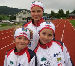 3 fornøyde jenter etter kjempegod innsats! Fra v: Guro Flåtten, Mathilde Eidnes Bakken, Mali Eidnes Bakken