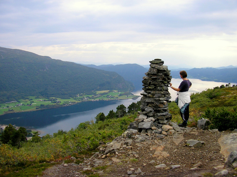 Settemsvarden har utsikt over fjorden og bygda.