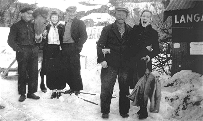Muntert attmed Orsetbua i 1940: Erling Sæthervik, Klara Røsand (Bæverfjord), Olav Bæverfjord, Lars Settemsdal (Gammel-Oppigard) og Marit Skrøvset (Solem).
