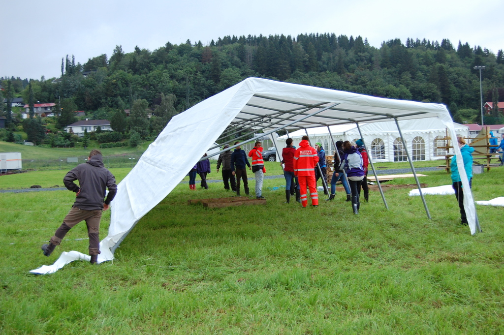 Oppsetting av Midt-Norgeteltet, vi stiller mannsterke! Foto Sara Lamvik Solhjell.jpg