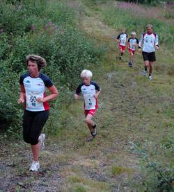 Løpskarusell 3_Arnhild og Sigurd foran fam Romundstad