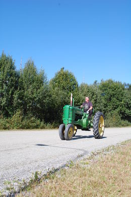 Lars Stokke med sin John Deere 1947 modell_1024x1540