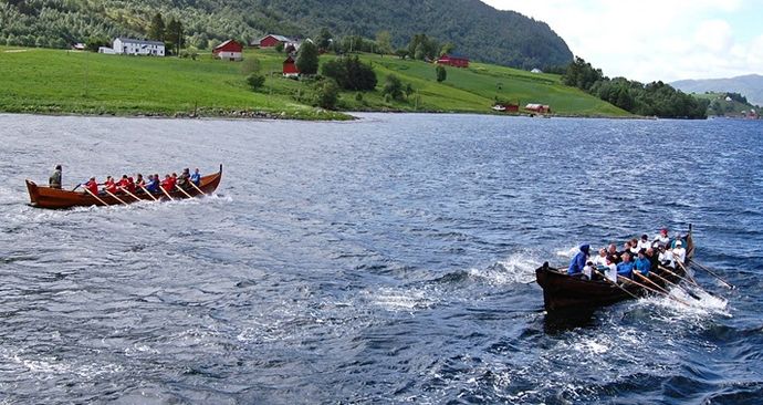 Frå tidlegare kapproing ved Bøbrua  – her med «Hjelmkonnå» (t.v.) og «Fjordamerra» frå Aure. (Foto: Bernt G. Bøe)