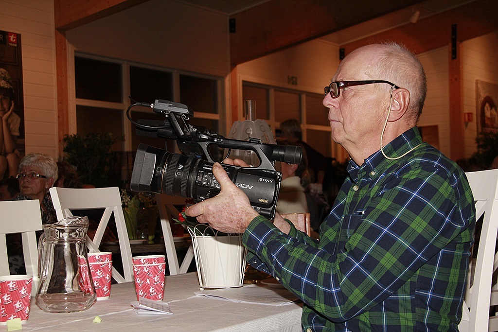 Svein Åge Saksen filmar jubileet.jpg