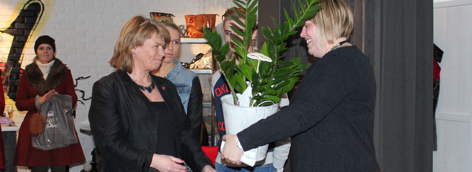 Næringsrådgiver Heidi T. Karlsen overrakk blomster fra kommunen.