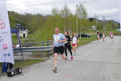 Pål Tore Sveen inn til en god tid med en rekke yngre løpere rett etter.