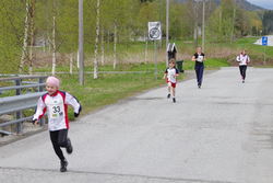 Frida Møkkelgård og Magnus Børset Sørebø mot mål med mødrene etter.