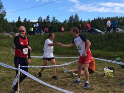 Edvin Bakken veksler med Håkon Solvik for lag 3 kl 0850 lørdag på Saa rett øst for Åre på etappe 2 på loppets fjerde og siste dag.