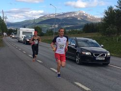 Håkon Solvik på etappe 3 fra Saa til Ullensaker på sin etappe lørdag. Åre i bakgrunnen.