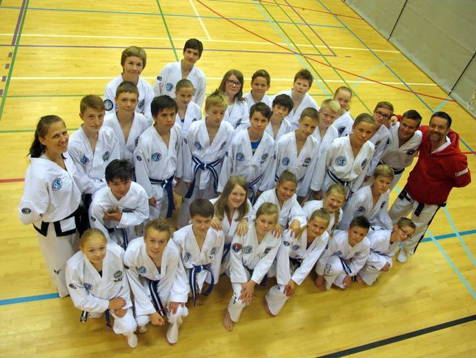 taekwondo gruppebilde_690x518