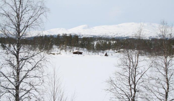 Gapahuken ved Storvatnet med Løfaldfjella bak.jpg