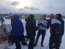 Siste finpuss på skiene til Kjetil og Hallvard som skal ut å gå førsteetappe.