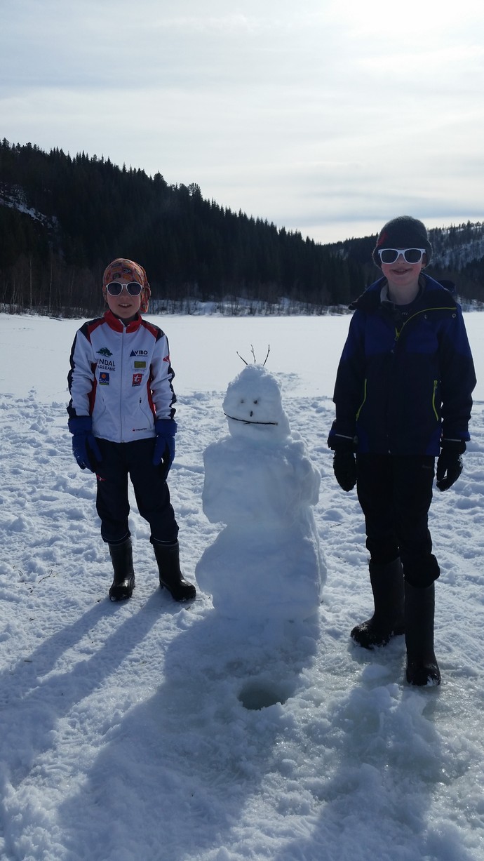 Odne og Jon bygger snømann_690x1227.jpg