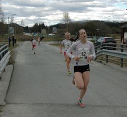 Løp 1_2015_Malin mot mål foran Ragnhild med Erik og Håvard i bakgrunnen