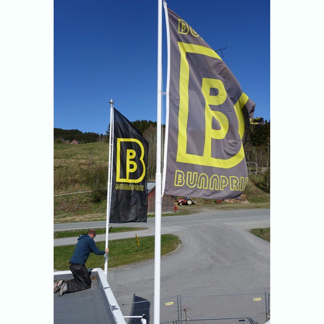 @bunnprisrindal byttet ut de gamle, falma flaggene med nye.jpg