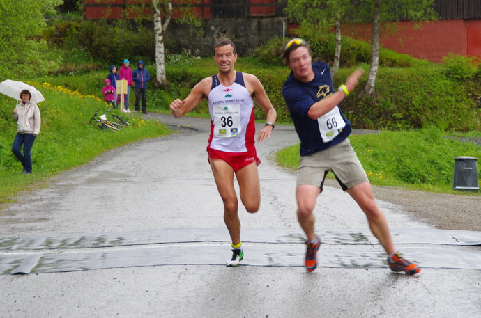 Bjørn Sæther og Sawyer Kesselheim i mål glatt_690x457.jpg
