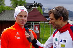 Vinner Johan Bugge interjues av rennleder Tor Jarle. Foto: Trollheimsporten.no