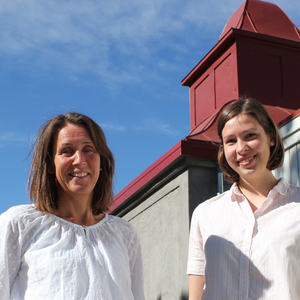 Anne Gunn Kittelsrud og Agnethe Jovall ved den vernede transformasjonsbygningen for strøm som ligger i Berger Langmoens veg.