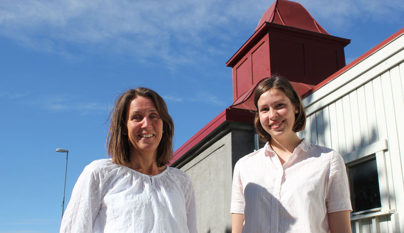 Anne Gunn Kittelsrud og Agnethe Jovall ved den vernede transformasjonsbygningen for strøm som ligger i Berger Langmoens veg.