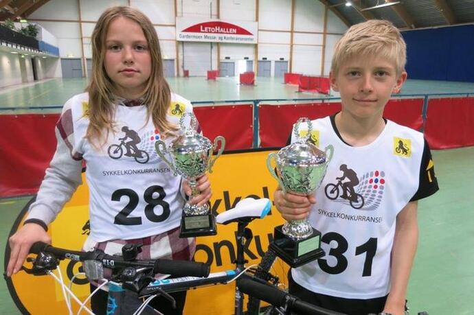 Hanne Fugelsøy fra Mo skole på Indre Nordmøre og Sigve Bårtvedt Skjerdal fra Aurland skol_700x466