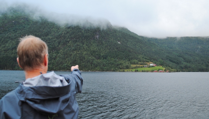 Sven Olav Svinvik peker på Rakaneset_690x391.jpg