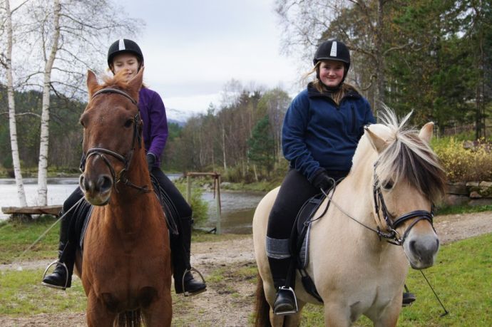 Kjekt på hesteryggen! Riding 4H