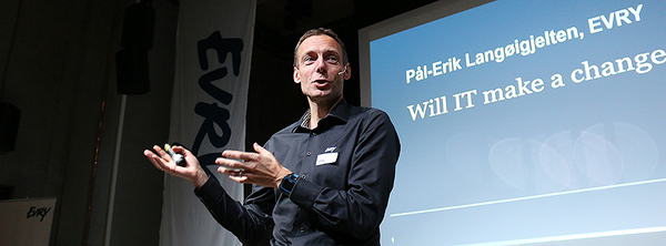 Pål Erik Langøigjelten i EVRY holdt innlegg. Pål Erik Langøigjelten i EVRY holdt innlegg.