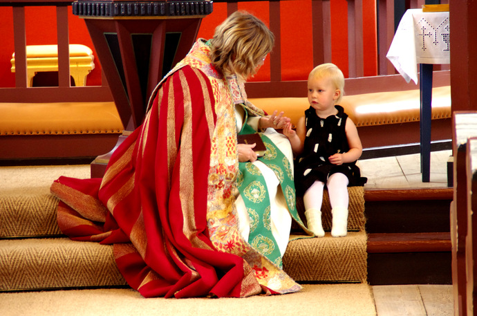 Biskop Ingeborg Midttømme og barnet IMGP1805_690x457.jpg