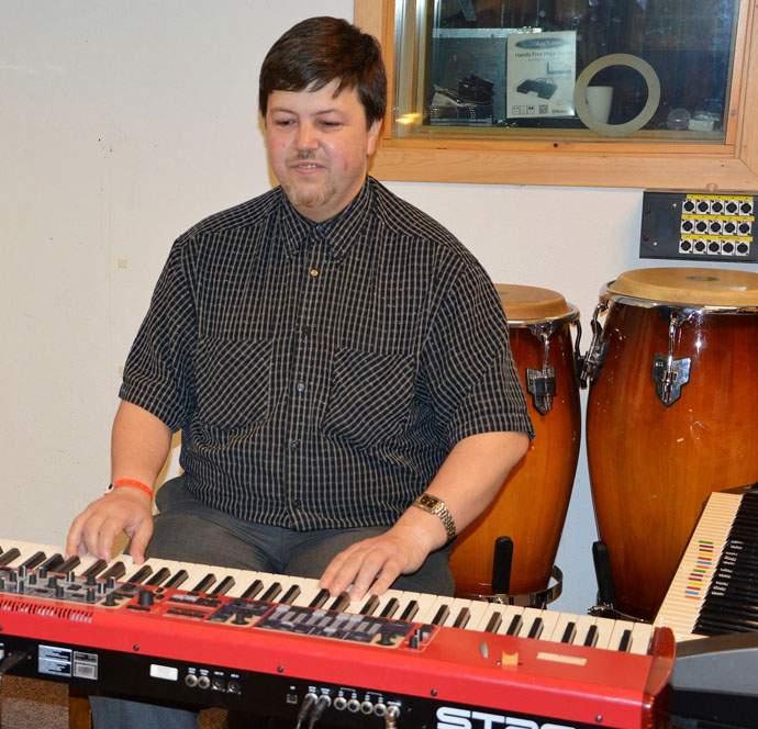 Trhp e Aure-organist Alexey Kurbanov spela keyboard i Nordmøre Spelemannslag.jpg