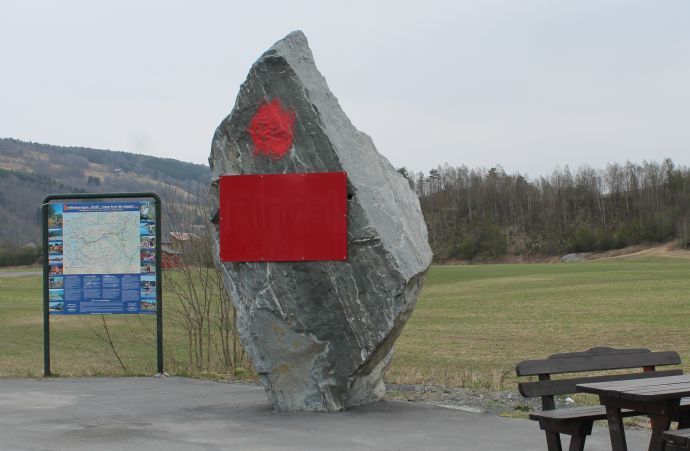 merkesstein farget rød 2