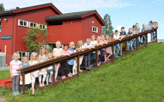 Første klasse Rindal skole trapp 2016