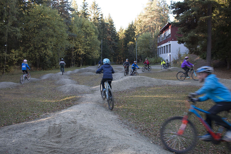 Elevene fikk boltre seg i pumptrack-banen Elevene fikk boltre seg i pumptrack-banen
