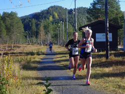 Startnr 66 Heidi Hestmark, Namdal Løpeklubb (Kvinner senior) og startnr 63 Pernilla Eugenie Epland, Stord IL (kvinner senior)