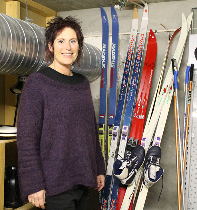 Anni Karlstrøm med ski.jpg