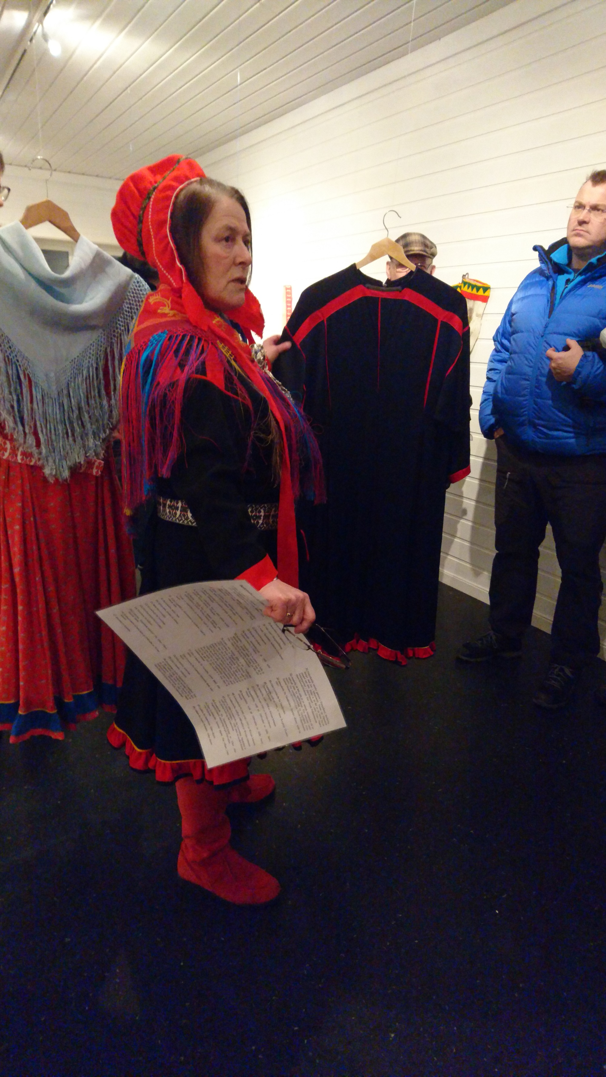 Wivian Johnsen presenterer utstillingen. Foto Evelyn Johnsen