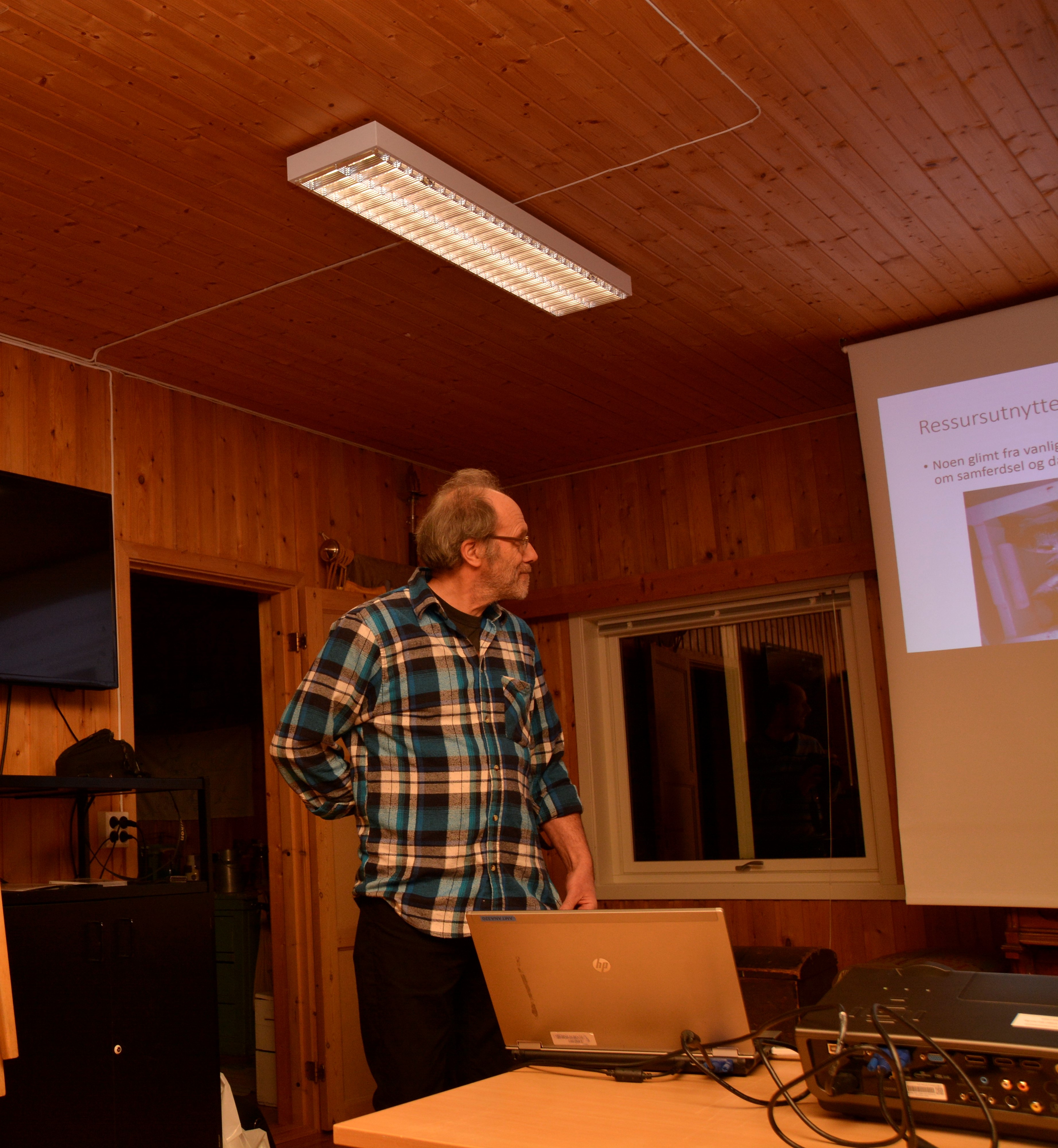 Øystein Hauge holder foredrag. Foto Tore Bratlien