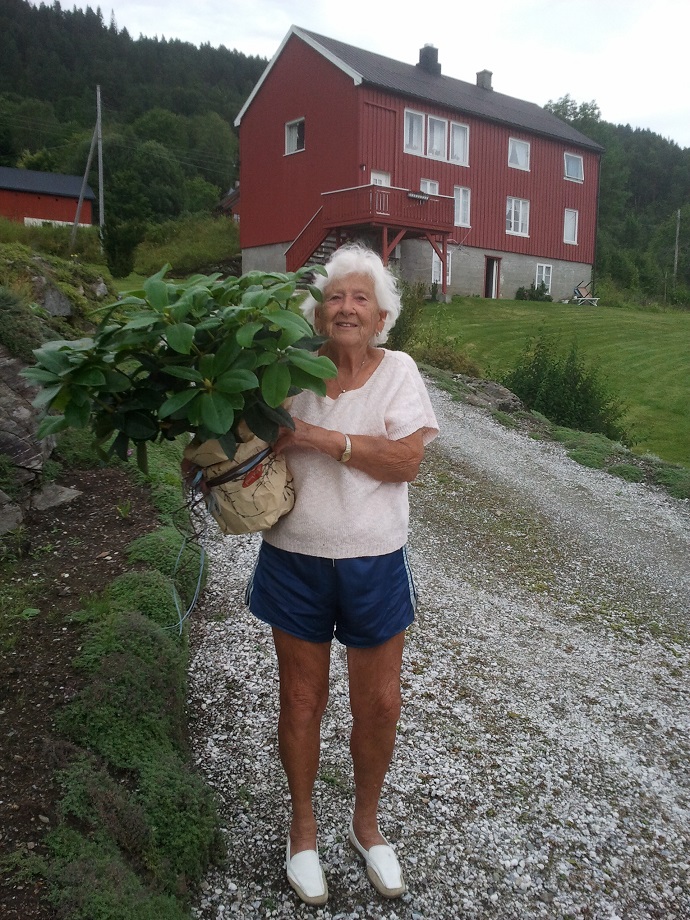 Erna Hagå med rhododendron foto Dordi Skuggevik.jpg