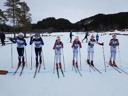 Fellesstart skiathlon 11-12 år. Fv: Abel og Håvard fra Surnadal, Kristine, Mari, Mikkel og Scott