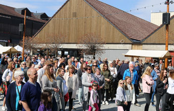 Folkeliv på torget i Brumunddal