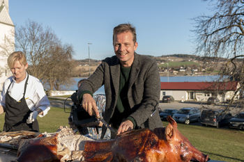 Bente Ekeberg Bodin fra Tingnes Spiseri og Andreas Viestad serverer helstekt gris.