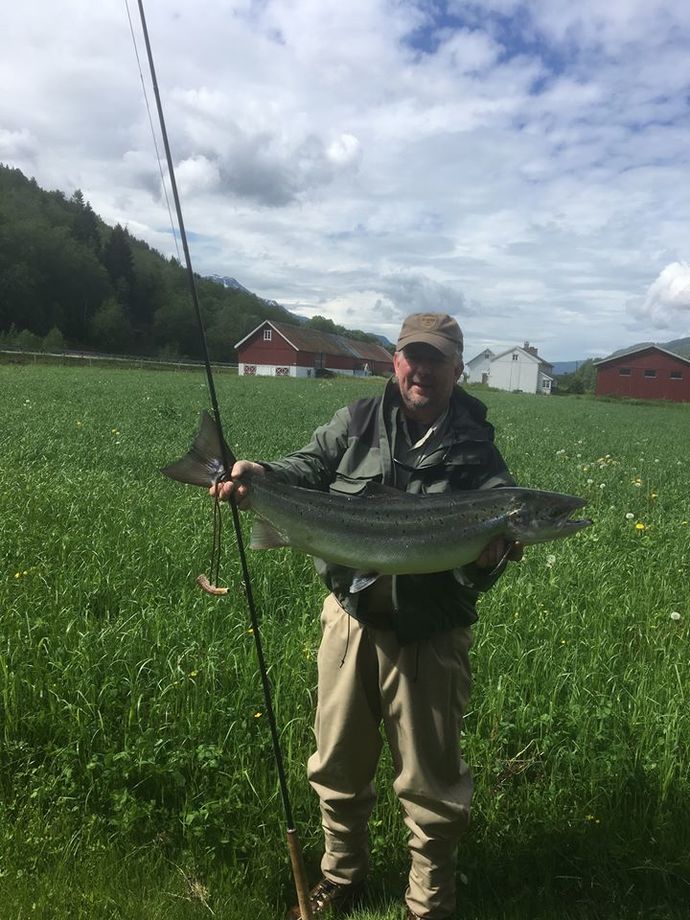 Lars-Åke Möller med  8.8 kg Øvre Sæter_690x920.jpg