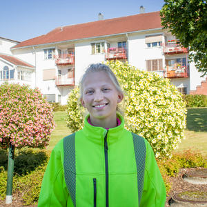 Sommerjobbansatt foran Nes bo- og aktivitetssenter