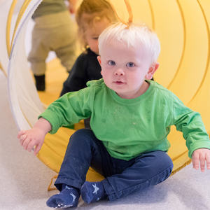 Noah (1 år) har det gøy i tunellen sammen med vennene sine på «Gromongen»